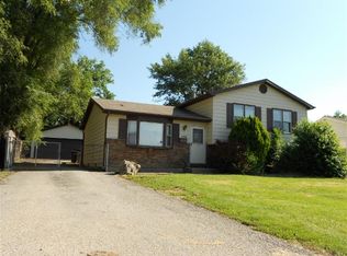 704 S Cedarwood Cir, Round Lake Heights, IL 60073