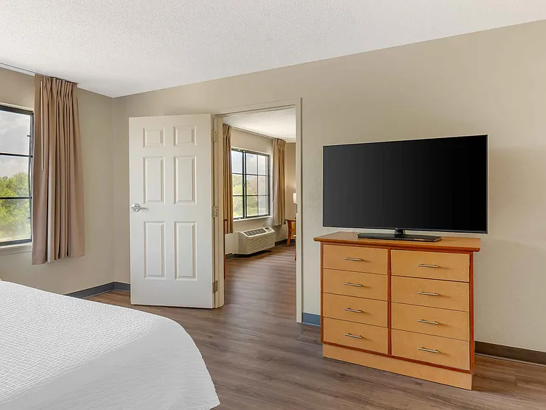 1 Bedroom Suite - 1 Queen Bed