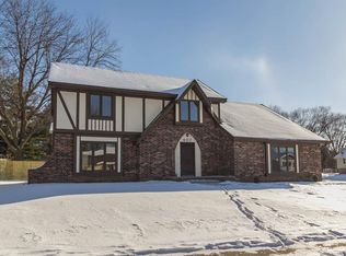 407 38th St, West Des Moines, IA 50265