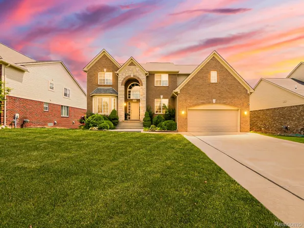 6960 Norway Dr, Troy, MI 48085