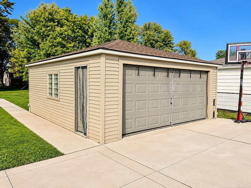 22001 Dorion St, photo 30