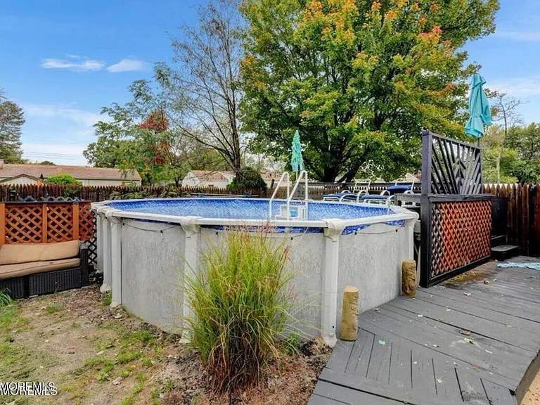 247 Sprucewood Dr — Photo 33