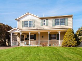 18 Admiral Ln, Hicksville, NY 11801