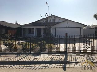 915 E Lavonia Ave, Pixley, CA 93256