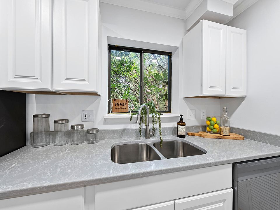 1st image of 689 Pine Ridge Pl