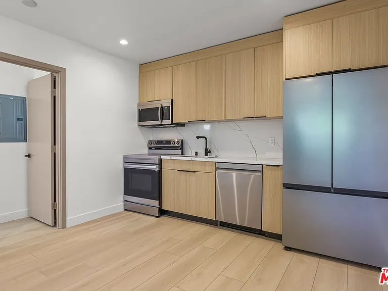 11010 Hortense St #1/4 — Photo 5