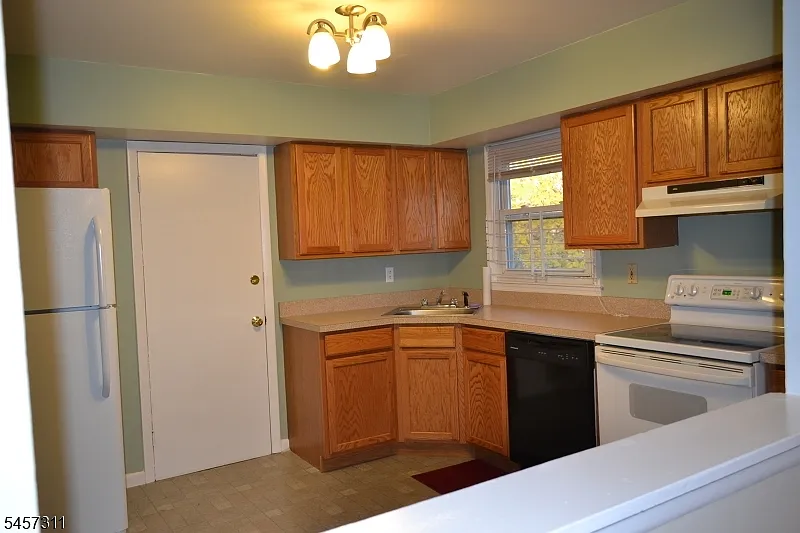 3 bed, 1.5 bath, $3,300 — Photo 4