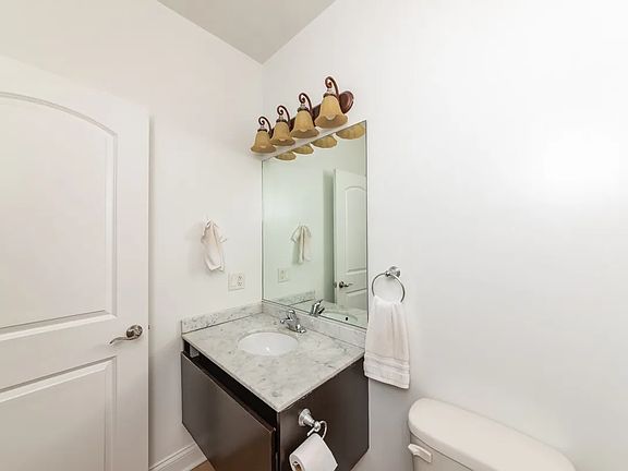 2nd image of 3927 N Clarendon Ave APT 3R