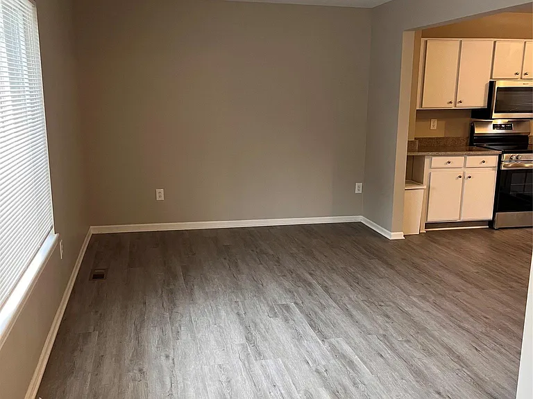 902 Beaconsfield Ave — Photo 6