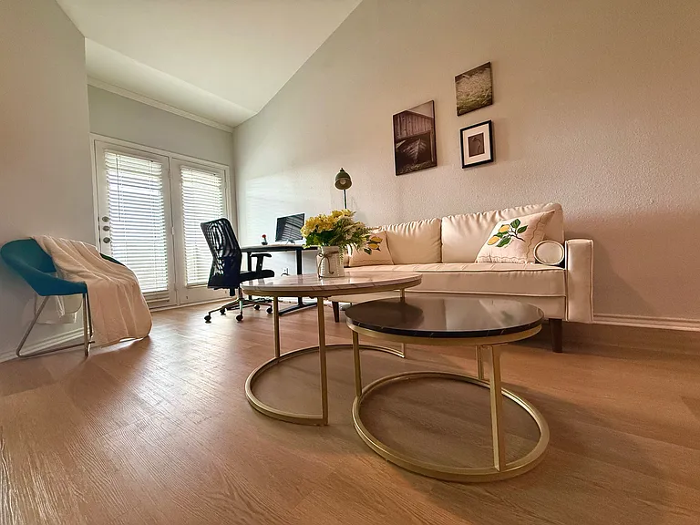 4104 N Hall St #325 — Photo 4