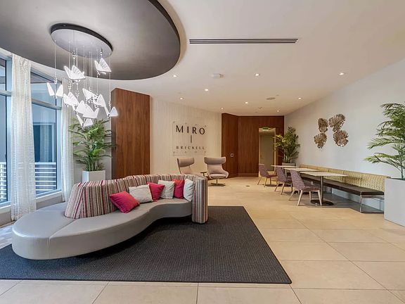 5th image of 945 SW 3rd St #100