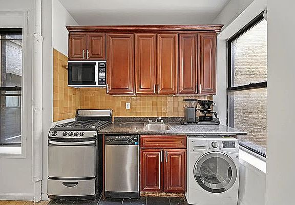 3rd image of 243 W 109th St Bsmt 1