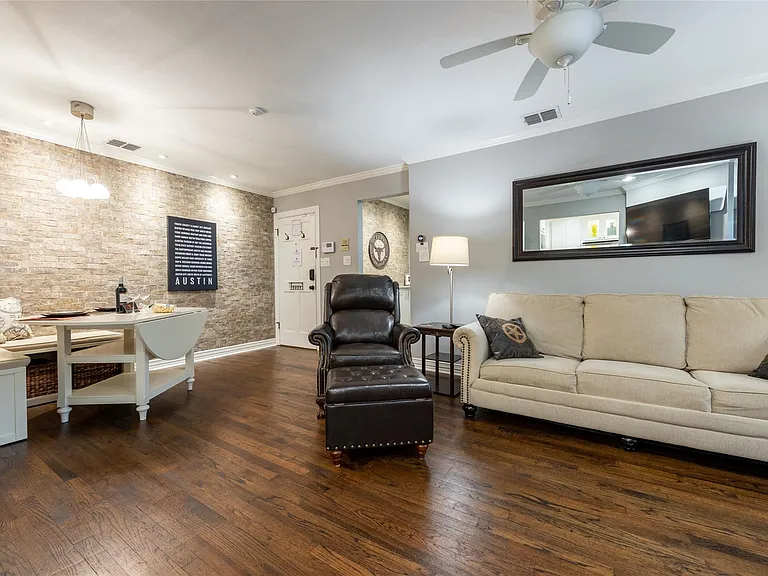 908 E 32nd St #203 — Photo 3