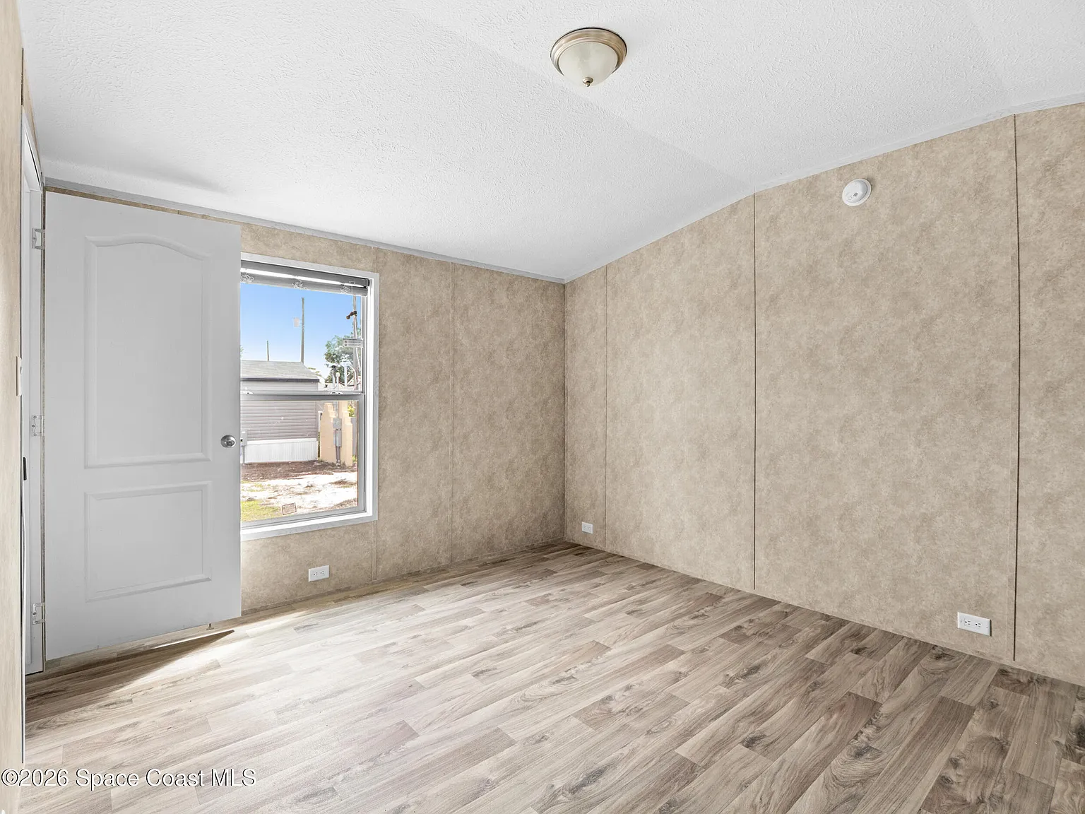 3 bed, 2.0 bath, 1000 sqft, $2,273 — Photo 4