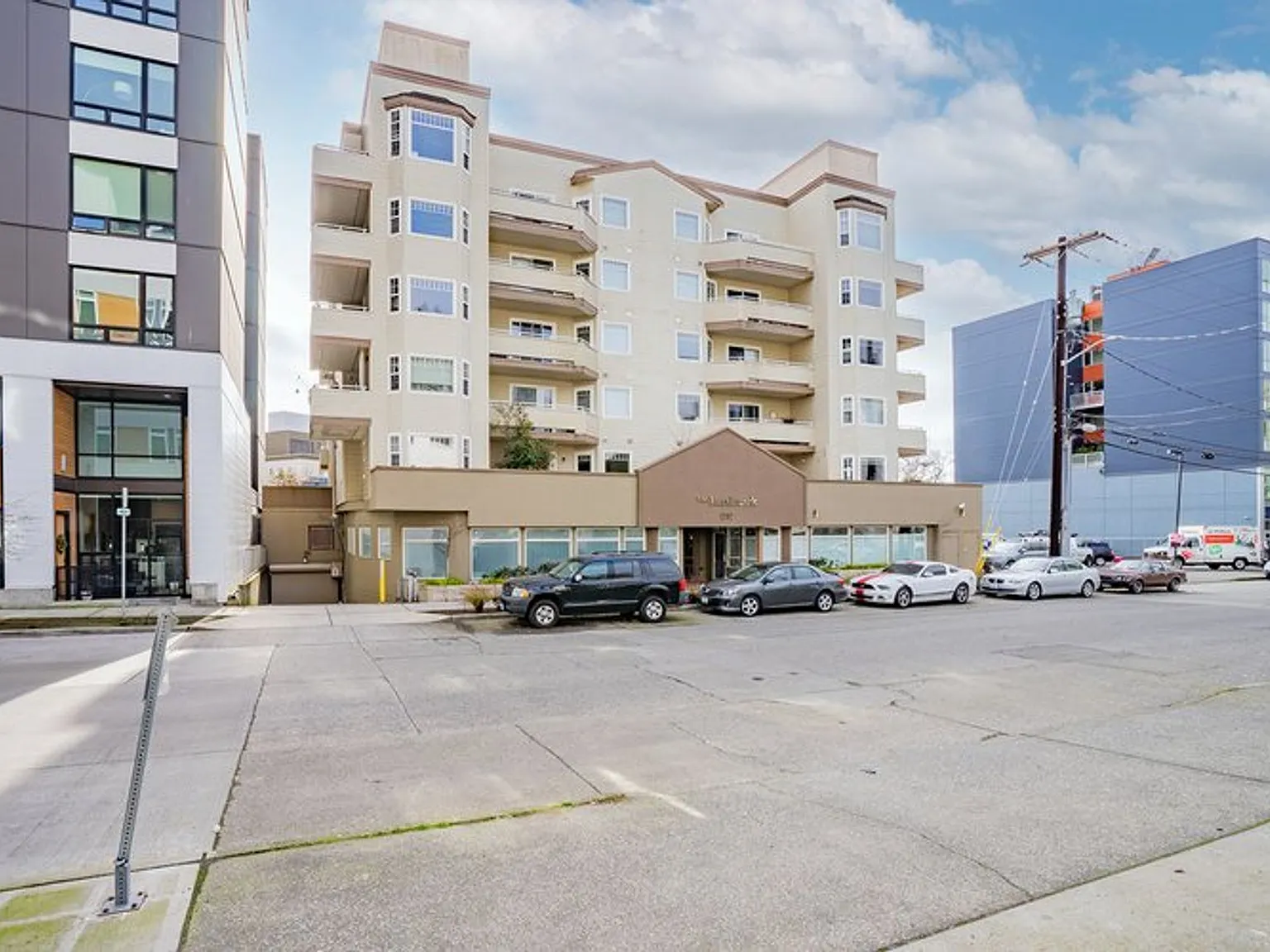 Landmark Apartments — Photo 1