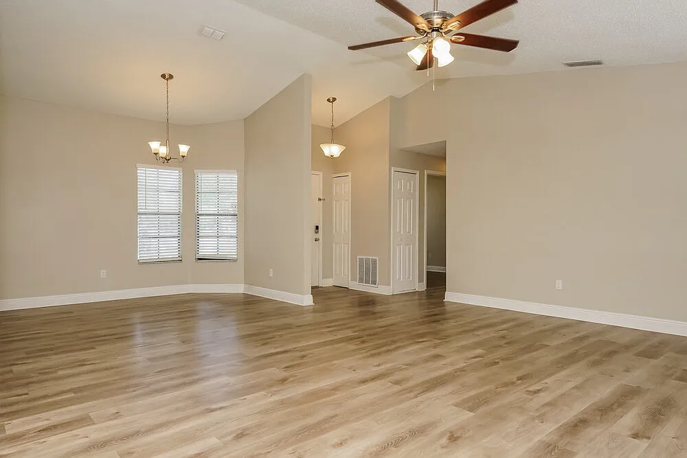 3 bed, 2.0 bath, 1293 sqft, $2,045 — Photo 3