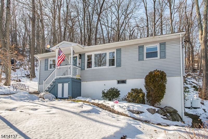 1st image of 17 Valley View Rd