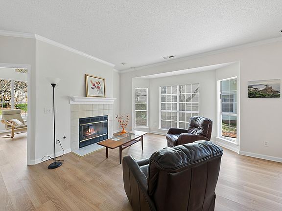 4th image of 104 Carriage Cir