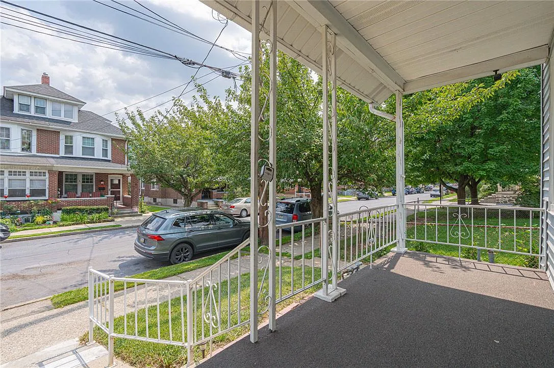 3 bed, 1.5 bath, 1379 sqft, $2,100 — Photo 3