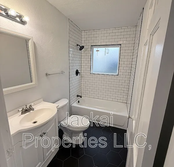 620 N Walnut St — Photo 13