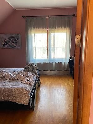 4th image of 165 Irving Ave