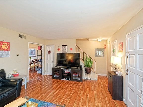 4th image of 1043 E Huntington Dr Unit D