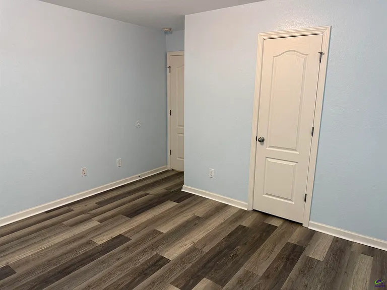 423 Haddenham Ct — Photo 12