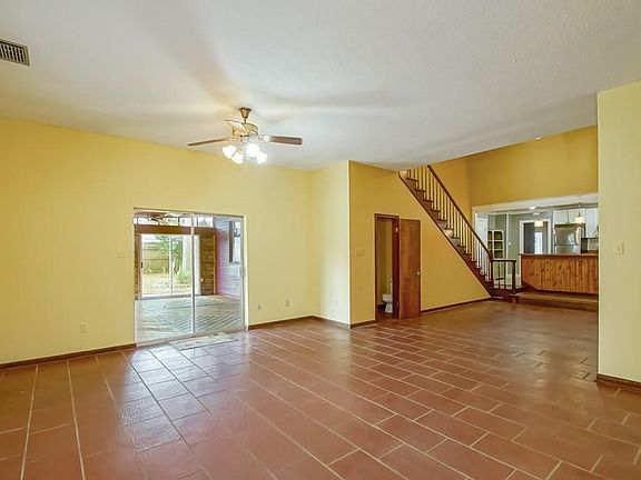 3rd image of 525 Stewart Ave