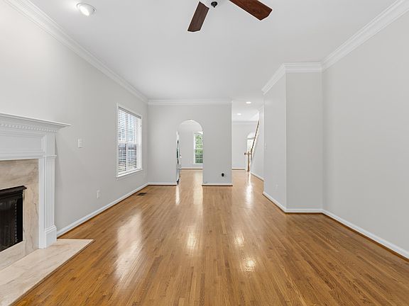4th image of 207 Meadow Croft Cir