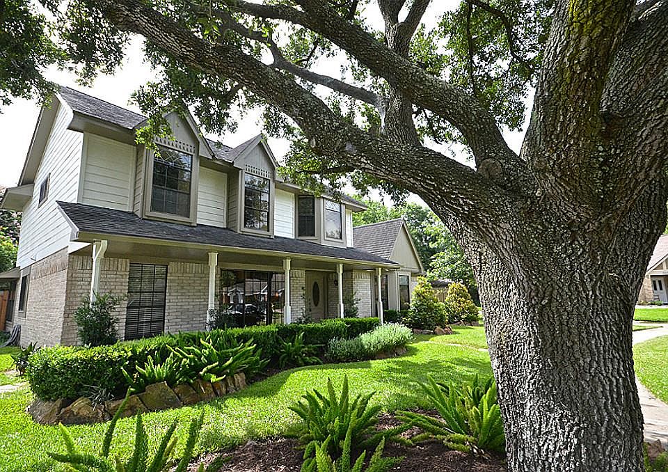 1st image of 606 Woodlake Cir