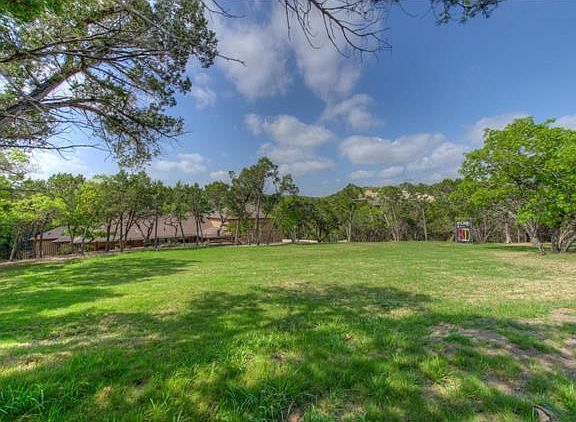 This outdoor children's paradise: play baseball, football, soccer - absolutely gorgeous!