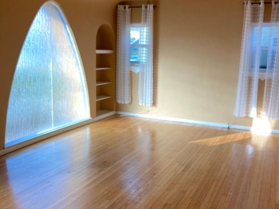1st image of 206 Nieto Ave
