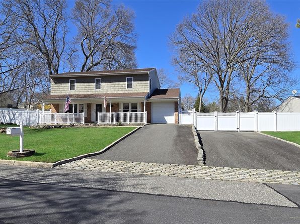 11 Calicotree Lane, Coram, NY 11727