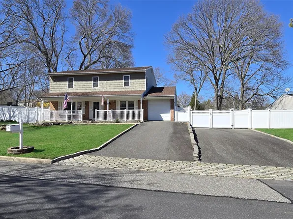11 Calicotree Lane, Coram, NY 11727
