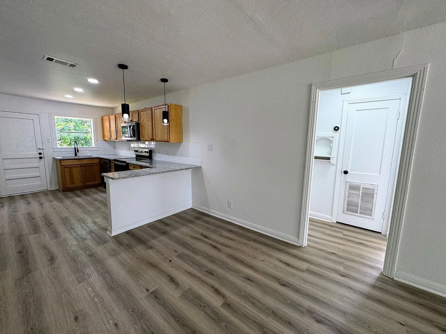 2723-2725 Terrace Dr — Photo 4