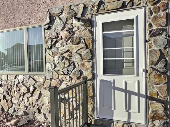 526 W 42nd St, Scottsbluff, NE 69361