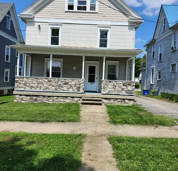 1049 School St — Photo 1