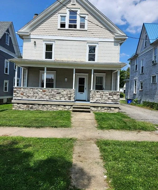 1049 School St