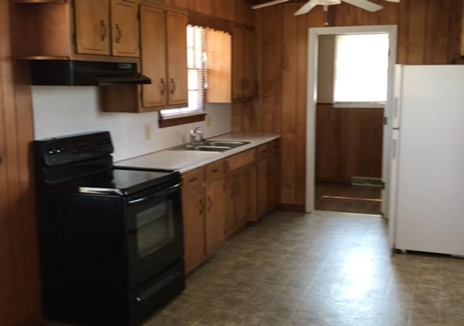 112 Lealand Ln — Photo 3