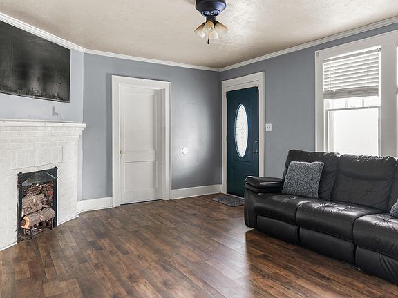 5th image of 557 Louis St