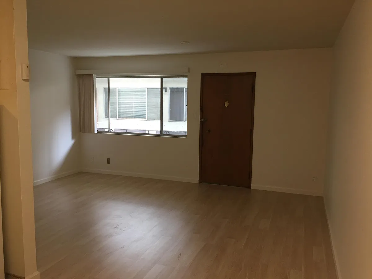Building Photo - 404 Stannage Ave #3