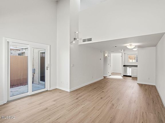 4th image of 3750 N Country Club Rd