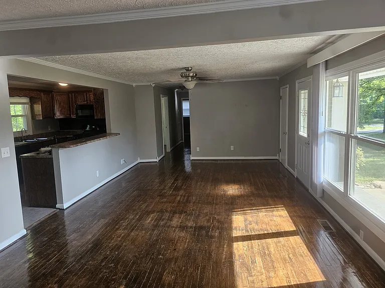 237 N Maple Ave — Photo 3
