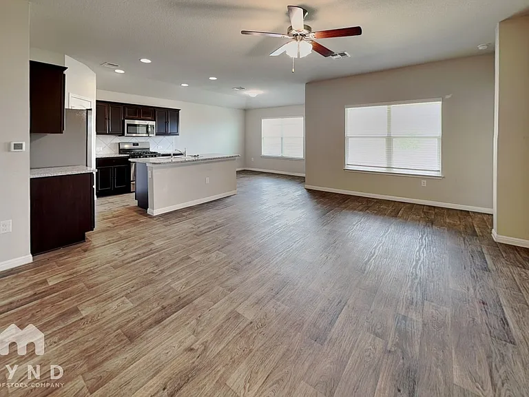 10808 Seguin St — Photo 2