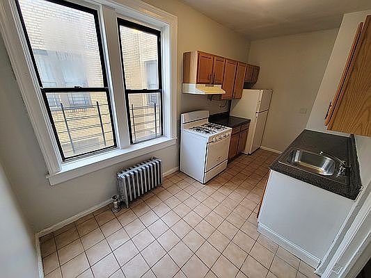 3rd image of 680 E 224th St #5A