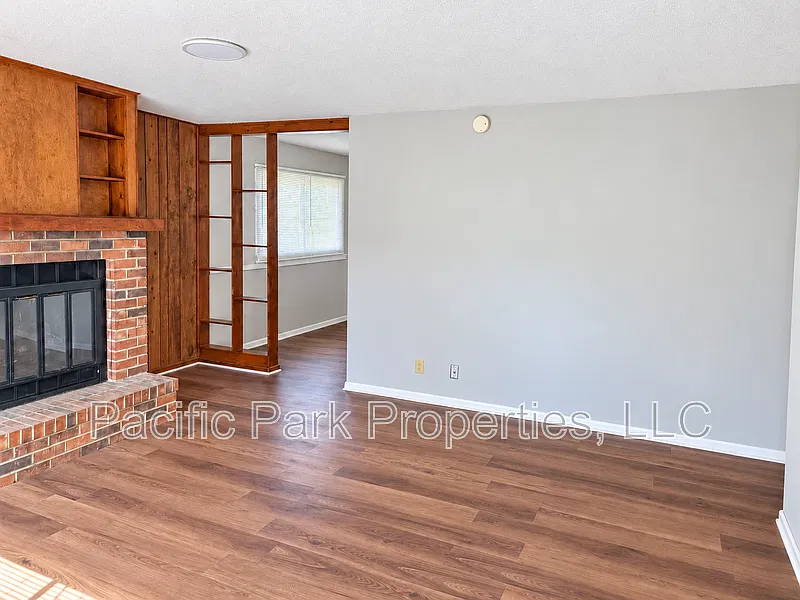3 bed, 1.0 bath, 999 sqft, $1,325 — Photo 4