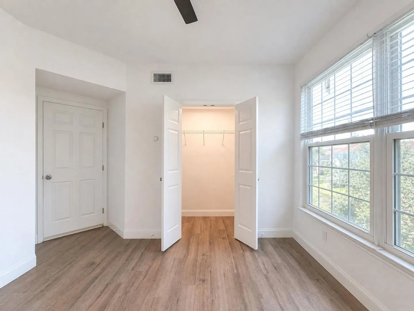 3-bedroom + den, 2-bath condo at The Tides at Pelican Landing — Photo 4