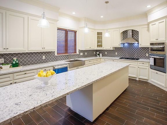 3rd image of 4422 Woodvalley Dr