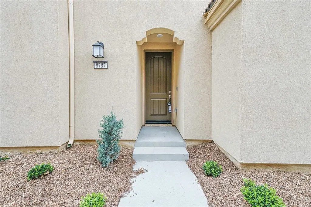 4 bed, 4.5 bath, 1947 sqft, $3,600 — Photo 2