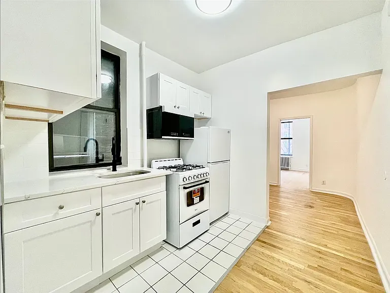 638 E 14th St #5 — Photo 1